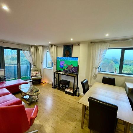 Luxury 2 Bedroom Apartment- Lake View - Free Parking - Wembley Stadium 5Km London Eksteriør billede